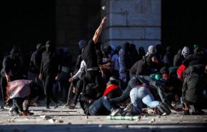 شاهد.. قوات الاحتلال تقتحم المصلى القبلي في الأقصى

