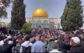المرابطون في الأقصى يواصلون الصمود ويرفعون علم فلسطين
