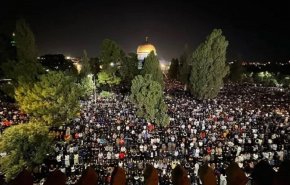 رغم تضييقات الاحتلال.. 140 ألف مصلٍ يؤدون العشاء والتراويح بالأقصى