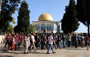 الصهاينة يقتحمون باحات الاقصی وسط تكبيرات الفلسطينيين
