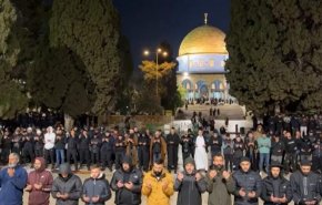 الآلاف يؤدون صلاة الفجر العشرين من شهر رمضان بالأقصى