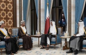 أمير قطر يستقبل وزير الخارجية العماني