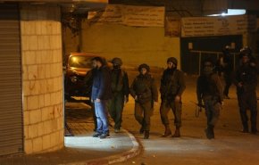 الاحتلال الصهيوني يعتقل 13 فلسطينيا في الضفة الغربية