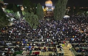 الآلاف يؤدّون صلاة الفجر في الأقصى والاحتلال يرفع حالة الإستنفار