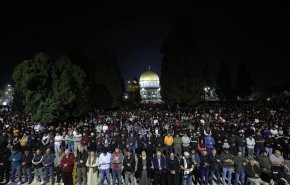 بالصور.. 70 ألف مصلٍّ يؤدّون صلاة العشاء في المسجد الأقصى