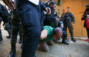 الاحتلال يواصل احتجاز 10 شبان على حاجز عسكري غرب نابلس