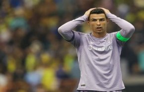  شاهد.. رونالدو يرشق ماءً على مصور ويثير الجدل 