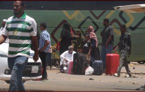 هروب المدنيين السودانيين من المعارك وتدهور الحياة المعيشية