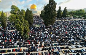 120 ألف مصلٍّ يؤدون صلاة العيد في الأقصى