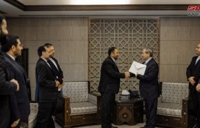 المقداد يتسلم نسخة أوراق اعتماد السفير الإيراني الجديد لدى دمشق