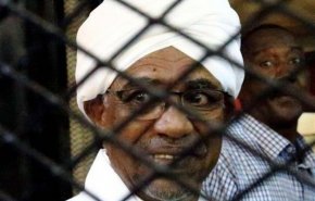 دعوات للتظاهر في السودان لوقف الاقتتال وأنباء عن نقل عمر البشير إلى مستشفى عسكري 
