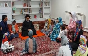 الرئيس الايراني يتفقد أحد مراكز رعاية الفتيات فاقدات المعيل