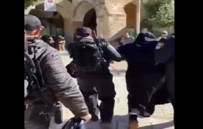 مراسلنا: الاحتلال يعتقل شابة تركية في مصلى باب الرحمة بالأقصى

