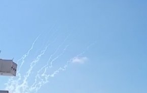 شاهد.. المقاومة بغزة تطلق رشقة صاروخية صوب مستوطنات الاحتلال 