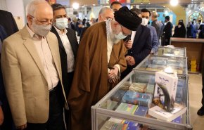 قائد الثورة يتفقد معرض طهران الدولي للكتاب