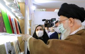 قائد الثورة يدعو للمزيد من العمل في مجال كتب الاطفال والناشئة