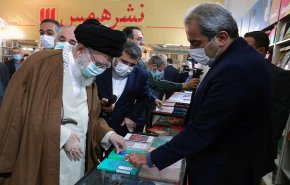 قائد الثورة: مازال الكتاب يحتل مكانة عالية ومرموقة + صور