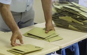 إغلاق صناديق الاقتراع وبدء فرز الأصوات في تركيا 
