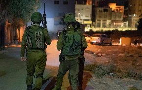 الإحتلال يعتقل أسيرا محررا بمخيم طولكرم وشابا فلسطينيا من سعير