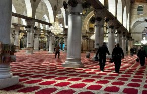  قوات الاحتلال تغلق أبواب المصلى القبلي تمهيدا لاقتحام الأقصى