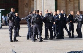 بالفيديو..أفواج المستوطنين يبدؤون باقتحام الأقصى
