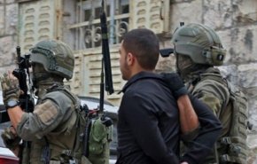 الاحتلال يعتقل ثلاثة فلسطينيين في الضفة الغربية