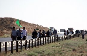بالصور.. عشاق الامام الرضا (ع) يتوجهون لزيارته مشيا على الاقدام 