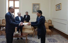 وزير الخارجية الايراني يتسلم نسخة من اوراق اعتماد سفيري الهند وبنغلادش الجديدين