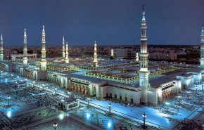 زوار بيت الله الحرام يبدأون رحلتهم بزيارة المسجد النبوي الشريف