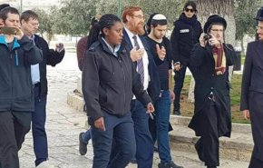 عشرات المستوطنين يقتحمون الأقصى المبارك

