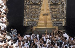 بالصور.. رفع الكسوة عن الكعبة المشرفة استعدادا لموسم الحج 
