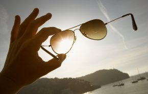 لماذا يجب ارتداء النظارات الشمسية؟
