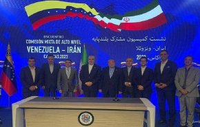 إيران وفنزويلا توقعان علی عدة عقود نفطية