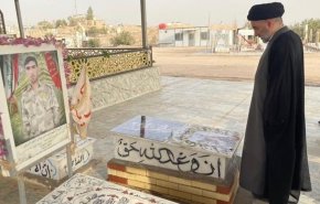 بالصور.. نجل المرجع السيستاني يزور قبور شهداء الحشد