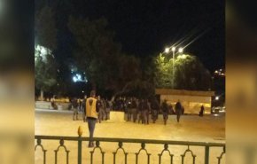الإحتلال يقتحم الأقصى ويخرج المعتكفين بالقوة
