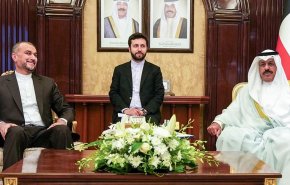 شاهد.. وزير الخارجية الإيراني يحط الرحال في الكويت