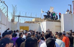 بالفيديو.. متظاهرون يقتحمون السفارة السويدية في بغداد 