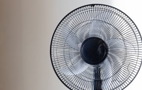 استخدام مروحة كهربائية أثناء النوم قد يسبب مشاكل صحية
