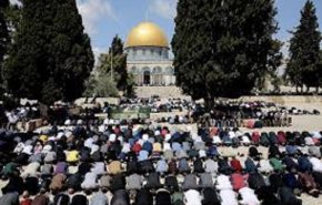 40 ألف مصل فلسطيني يؤدون صلاة الجمعة في الأقصى

