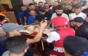شاهد.. هتافات المواطنين الفلسطينيين أثناء نقل جثمان أحد شهداء جنين