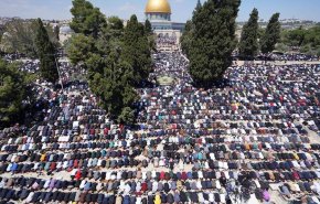 عشرات آلاف الفلسطينيين يؤدون صلاة الجمعة في الأقصى

