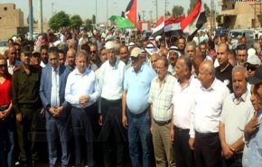 وقفة احتجاجية لأهالي البلدات السبع المحررة بريف دير الزور رفضا للاحتلال الأمريكي