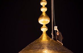 زوار الامام الحسين (ع) يرفعون المصاحف نصرة للقرآن الكريم