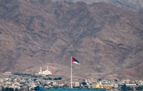 توتر بين تل أبيب وعمّان بسبب احتجاز 150 سائحا صهيونياً على معبر حدودي وقص “سوالف” عدد منهم