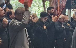 الرئيس الايراني يحضر مراسم عزاء بين حشود المصلين بمصلى جامعة طهران