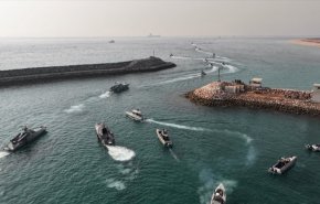 شاهد.. مناورات بحرية للدفاع عن الجزر الايرانية 