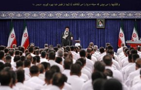 قائد الثورة الاسلامية لطاقم المجموعة 86 : ما قمتم به كان فخرا عظيما