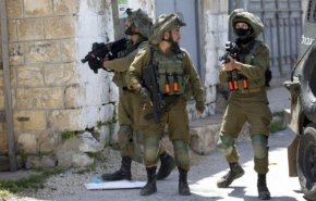  شاهد.. حجارة فلسطينية تصييب مستوطن وتوقعه أرضا
