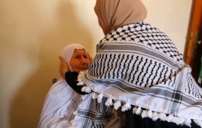 عناق بعد 14 عاما يجمع غفران الزامل ووالدة الأسير حسن سلامة + فيديو
