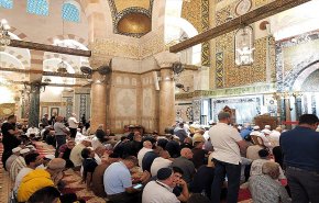 الآلاف يؤدون صلاة الفجر في باحات المسجد الأقصى المبارك